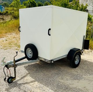 Remolque caja blanca