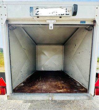Remolque caja blanca