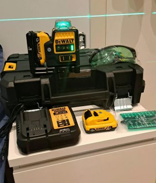 Nivel Láser ,cargador 2 baterías caja plástico