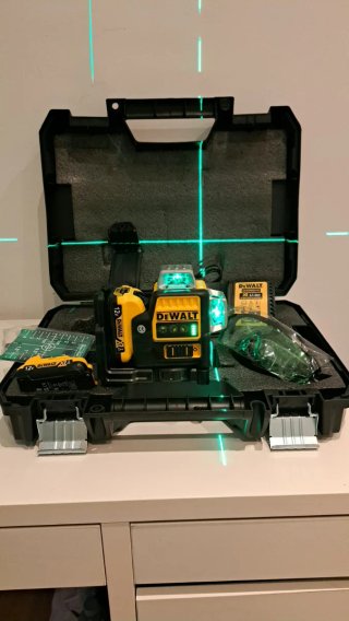 Nivel Láser ,cargador 2 baterías caja plástico