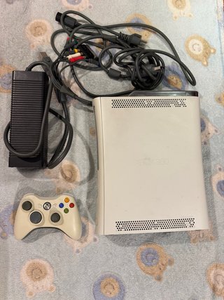 Xbox 360 Blanco con Mando y Cables