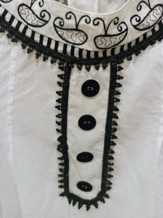 Blusa blanca y negra.