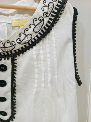 Blusa blanca y negra.