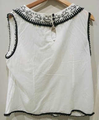 Blusa blanca y negra.