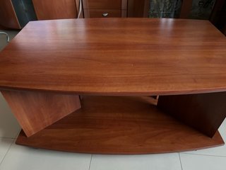 Mesa de salón de madera marrón con ruedas