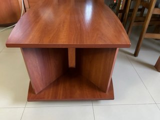 Mesa de salón de madera marrón con ruedas