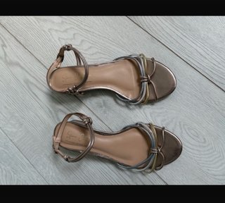 Sandalias doradas y plateadas