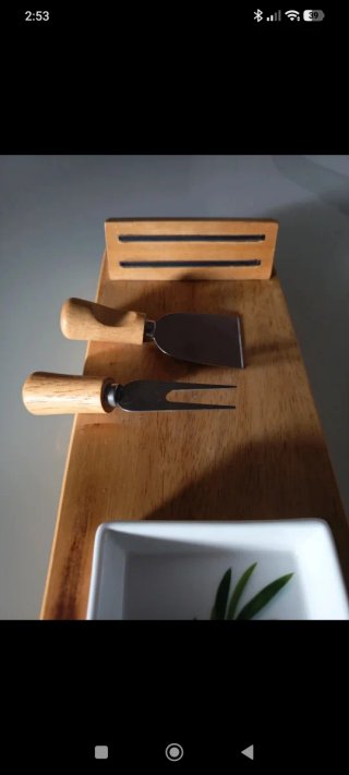 Tagliere in legno con ciotola e utensili