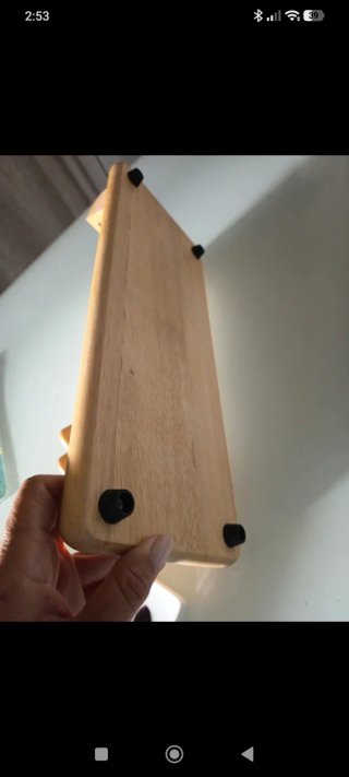 Tagliere in legno con ciotola e utensili