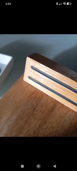 Tagliere in legno con ciotola e utensili