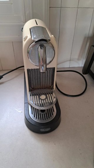 Cafetera Nespresso DeLonghi Citiz Beige