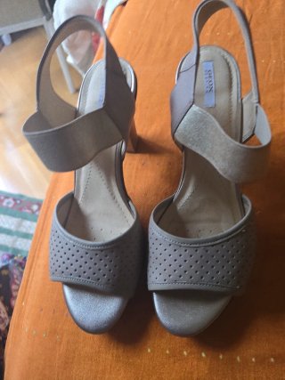 Sandalias Geox Verano Beige y Dorado. Piel.