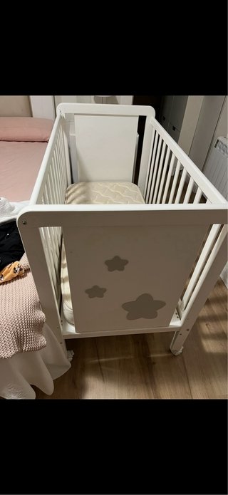 Cuna de bebé blanca con estrellas
