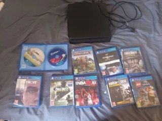 PS4 Slim Negra + 9 Juegos