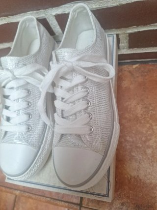 Zapatillas de lona  plateadas y blancas talla 38.