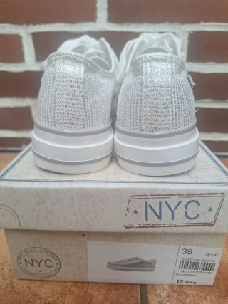 Zapatillas de lona  plateadas y blancas talla 38.