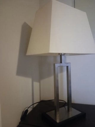 Lámpara de mesa moderna metal y tela