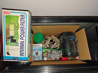Acuario con mueble negro