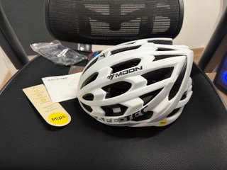 Casco MIPS con luz LED manos libres música CALIDAD