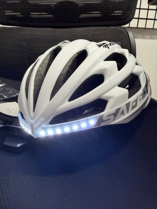 Casco MIPS con luz LED manos libres música CALIDAD