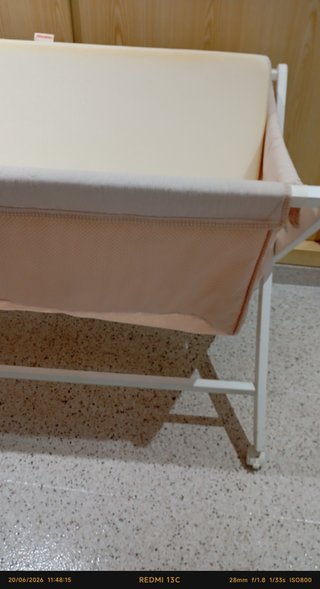 Mini cuna madera rosa lunares blancos