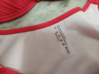 Costume da bagno rosso con gioielli