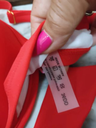 Costume da bagno rosso con gioielli