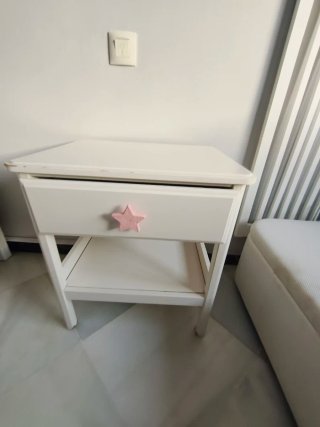 Mesita de noche blanca