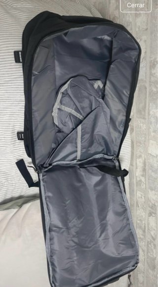 Mochila de viaje negra nueva