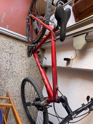 Bicicleta de montaña roja