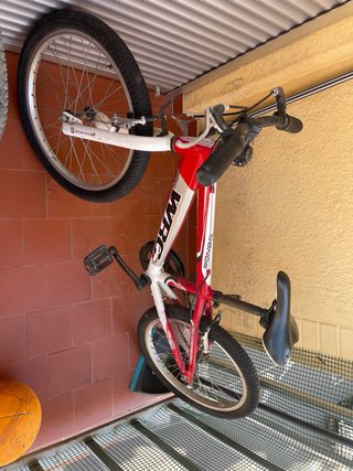 Bicicleta de montaña roja