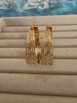 Pendientes dorados con diseño griego