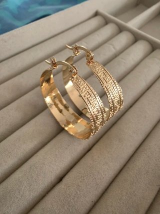 Pendientes dorados con diseño griego