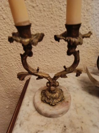Reloj de mesa y candelabros antiguos