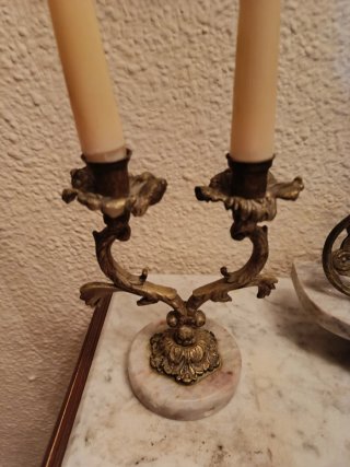 Reloj de mesa y candelabros antiguos