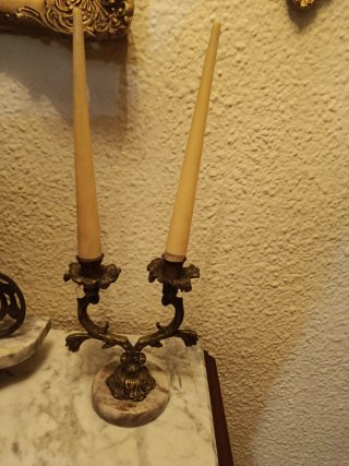 Reloj de mesa y candelabros antiguos