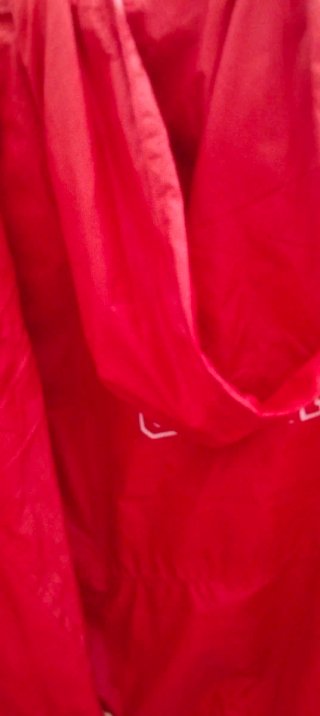 Cazadora verano roja con capucha