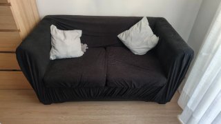 Sofá de tela negro y gris