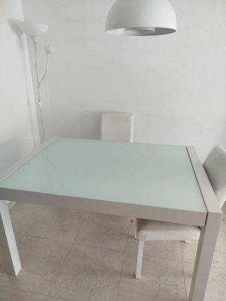 Mesa de comedor, mueble de TV y mesa de centro