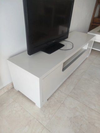 Mesa de comedor, mueble de TV y mesa de centro