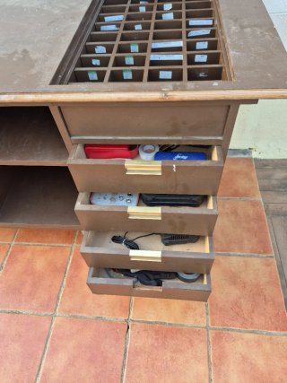 Mesa marrón con cajones y estantes