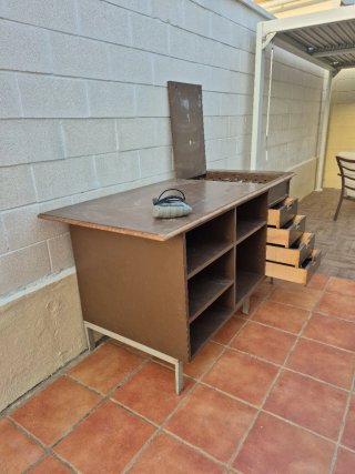 Mesa marrón con cajones y estantes