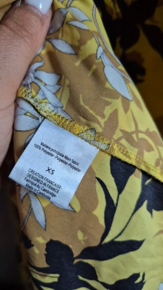 Kimono lungo con stampa floreale su fondo giallo.