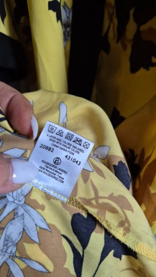 Kimono lungo con stampa floreale su fondo giallo.