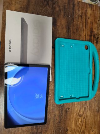 Samsung Galaxy Tab A9+ con funda protectora