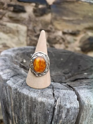 Anillo artesanal ajustable de acero inoxidable y c