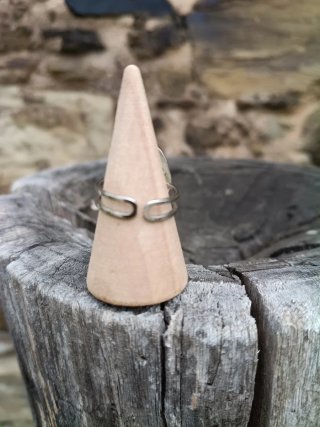 Anillo artesanal ajustable de acero inoxidable y c