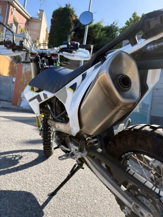 Husqvarna 701 Enduro Blanca y Amarilla