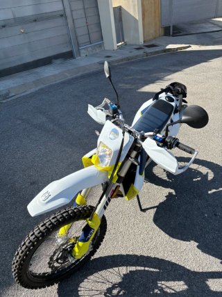 Husqvarna 701 Enduro Blanca y Amarilla