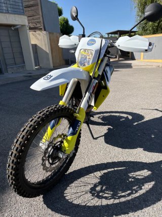 Husqvarna 701 Enduro Blanca y Amarilla